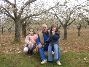 mi suegro Pedroy mis sobrinas Ana y Beatriz 