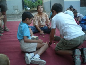 jugando a las tabas