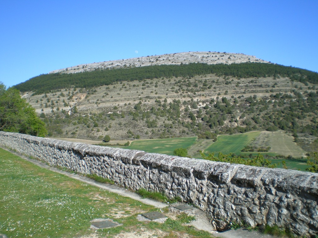 LA MUELA MIRA A LA ERMITA DE MAMBLAS